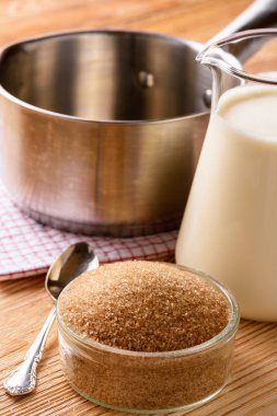 Karamel Sos kahverengi ahşap zemin üzerinde. Pişirme işlemi.