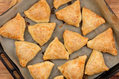 Etli (samosa) - geleneksel Özbek ve Hint pasta puf hamur işleri.
