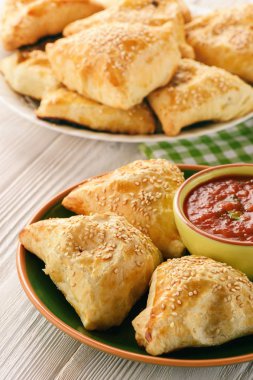 Etli (samosa) - geleneksel Özbek ve Hint pasta puf hamur işleri.