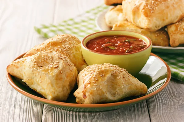 Puff pastries with meat (samosa) - traditional uzbek and indian pastry. — Stock Photo, Image