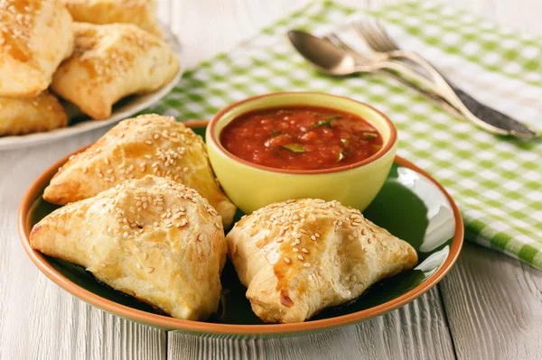 Etli (samosa) - geleneksel Özbek ve Hint pasta puf hamur işleri.