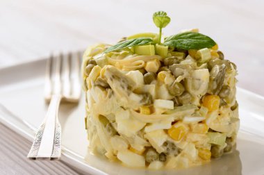 Pırasa, yumurta, peynir, bezelye, Mısır ve doğal yoğurt salatası.