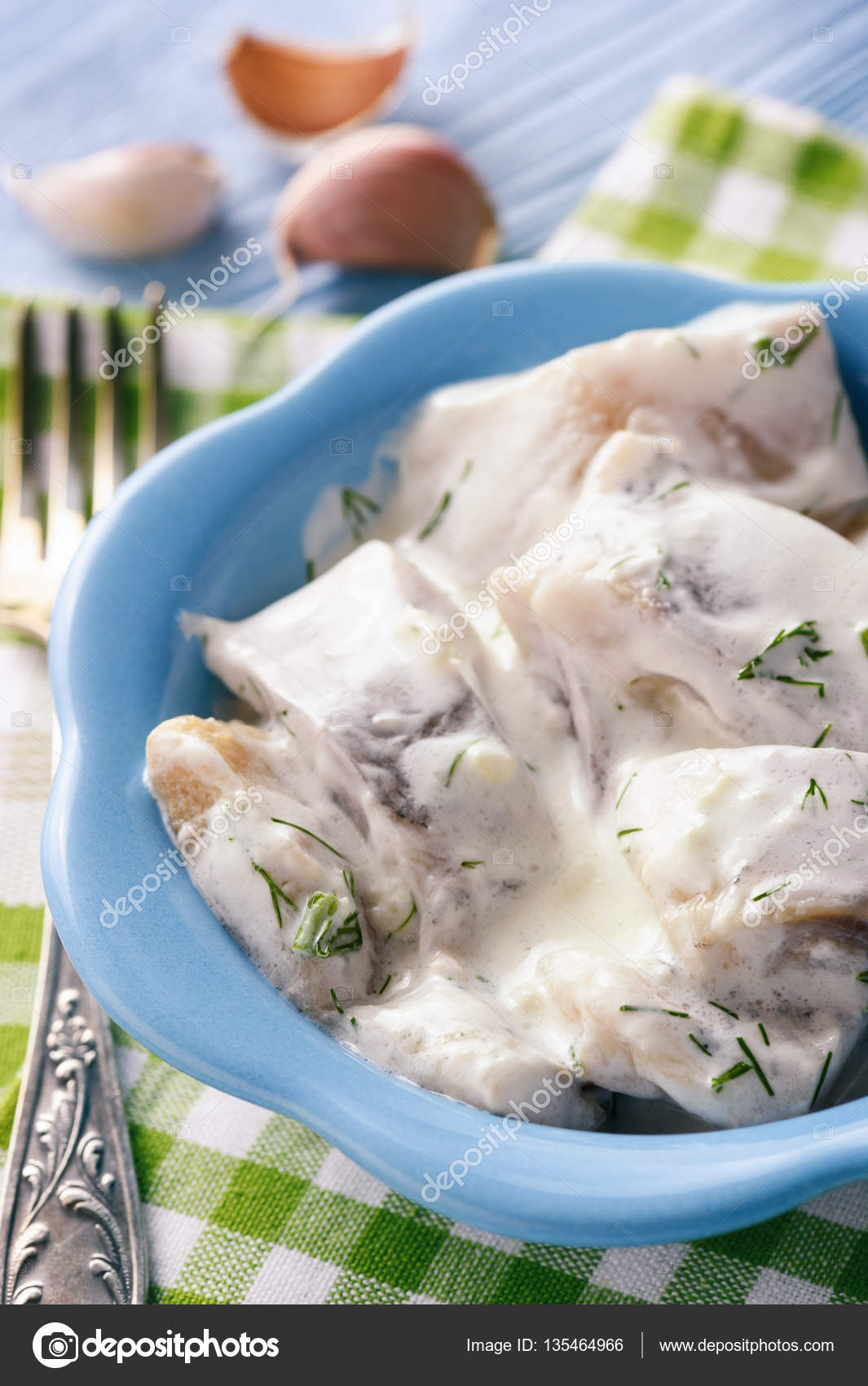 Herring in sour cream sauce with dill. — Stock Photo © iko 135464966