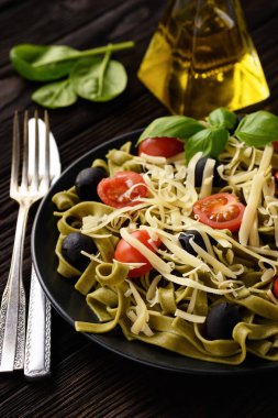 Zeytin, domates ve peynir ile ıspanak yeşil makarna.