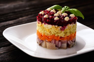 Rus salatası sebze ve ringa balığı.