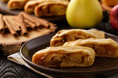 Ahşap zemin üzerine tarçın ile Apple strudel.