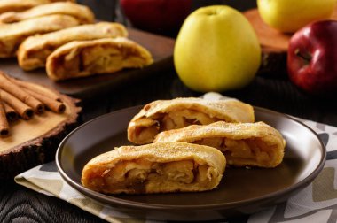 Ahşap zemin üzerine tarçın ile Apple strudel.
