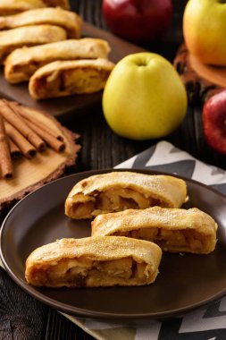 Ahşap zemin üzerine tarçın ile Apple strudel.