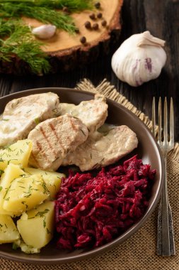 Dereotu patates ve pancar salatası ile servis ile ekşi krema soslu domuz eti bonfile ızgara.