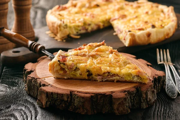 Домашний пирог с луком, ветчиной и сыром на деревянном фоне . — стоковое фото