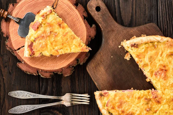 Hausgemachte Quiche mit Lauch, Schinken und Käse auf hölzernem Hintergrund. — Stockfoto