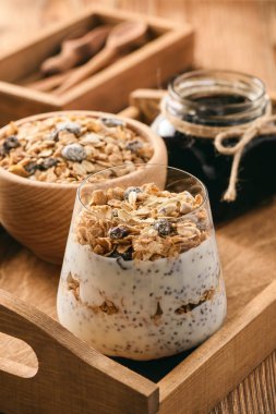 Chia tohum, müsli ve reçel ile doğal yoğurt.