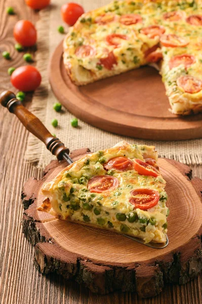 Vejetaryen quiche yeşil bezelye, domates ve peynir ile.