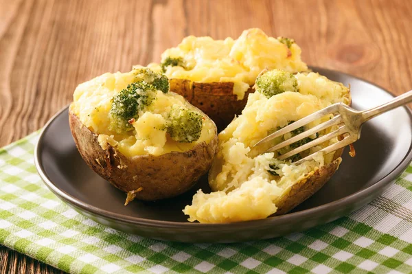 Дважды запеченный картофель с брокколи, сметаной и сыром . — стоковое фото