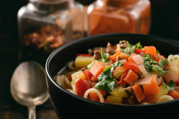 Ázsiai hagyományos leves, tészta, hús és zöldségek ismert lagman. — Stock Fotó