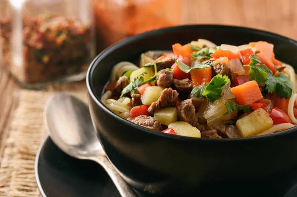 Sopa tradicional asiática con fideos, carne y verduras conocida como lagman . — Foto de Stock