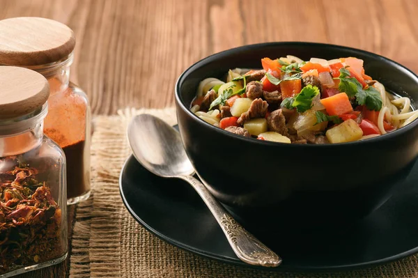 Азиатский традиционный суп с лапшой, мясом и овощами, известный как лагман . — стоковое фото