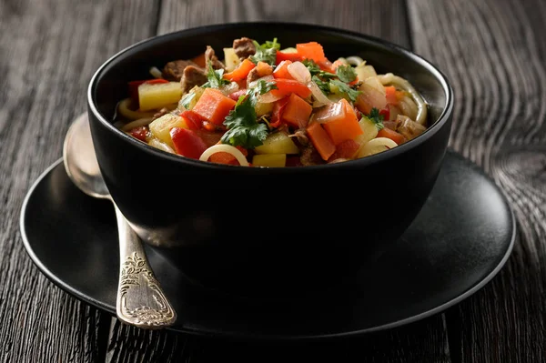Azjatycka Tradycyjna zupa z makaronem, mięso i warzywa, znany jako lagman. — Zdjęcie stockowe