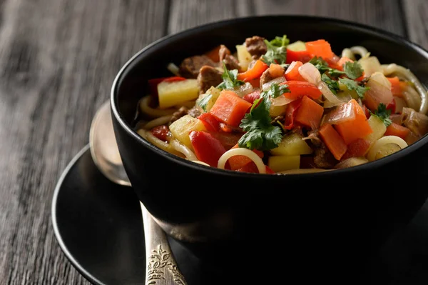 Azjatycka Tradycyjna zupa z makaronem, mięso i warzywa, znany jako lagman. — Zdjęcie stockowe