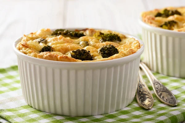 Casseruola con patate, carne macinata, broccoli e formaggio . — Foto Stock