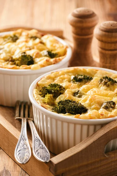 Braadpan met aardappelen, gehakt, broccoli en kaas. — Stockfoto