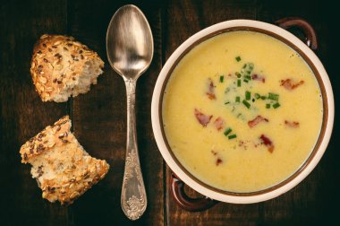 Pastırma (çorbası) ahşap arka plan üzerinde Mısır krem çorbası.