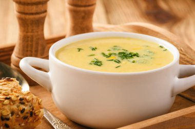 Ahşap arka plan üzerinde Mısır krem çorba.