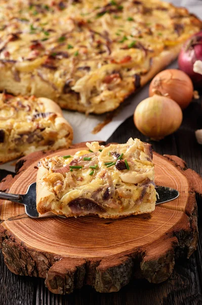 Hausgemachte herzhafte Pastete mit Zwiebeln, Käse und Speck. — Stockfoto
