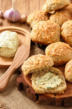 Peynir ve sarımsak tereyağı ile ev yapımı taze ekmek buns. 