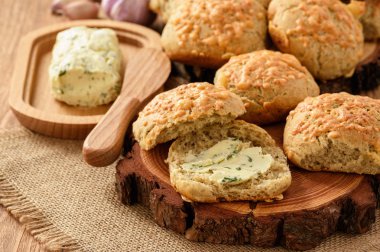 Peynir ve sarımsak tereyağı ile ev yapımı taze ekmek buns. 