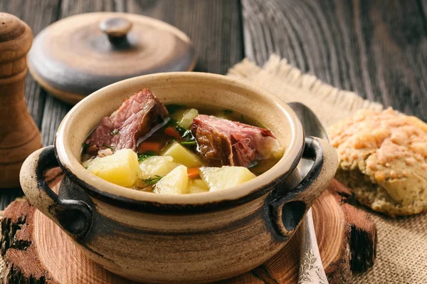 Sopa de batata quente com costelas de porco defumadas . — Fotografia de Stock