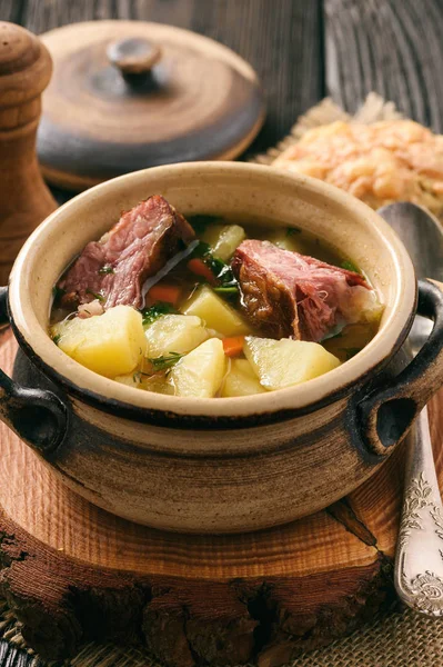 Sopa de batata quente com costelas de porco defumadas . — Fotografia de Stock