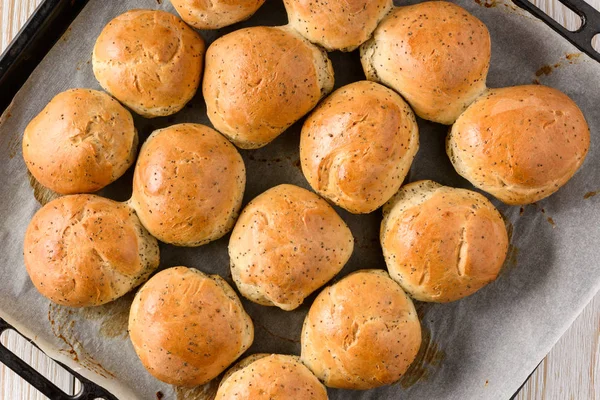 Haşhaş tohumu ile ev yapımı ekmek buns. — Stok fotoğraf