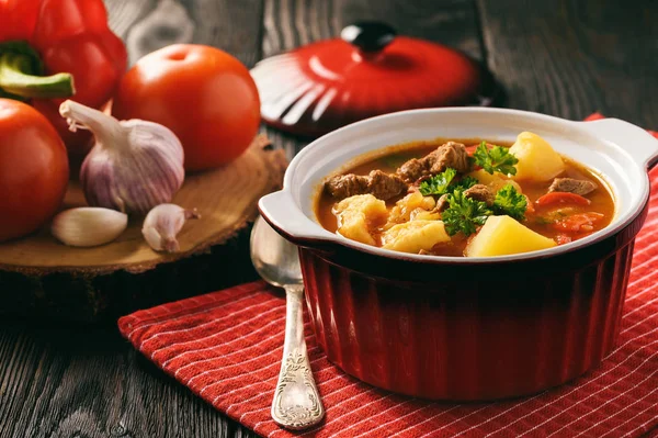 Венгерский суп гуляш (бограч) с пельменями . — стоковое фото