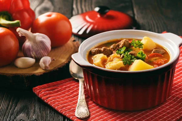 Gulash sopa húngara (bograch) con albóndigas . — Foto de Stock