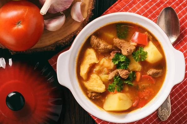 Ungerska soppa gulasch (bograch) med dumplings. — Stockfoto