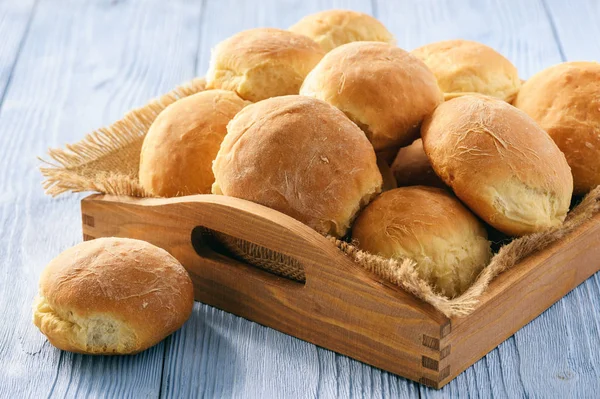 Rolo de pão de batata caseiro na bandeja de madeira . — Fotografia de Stock