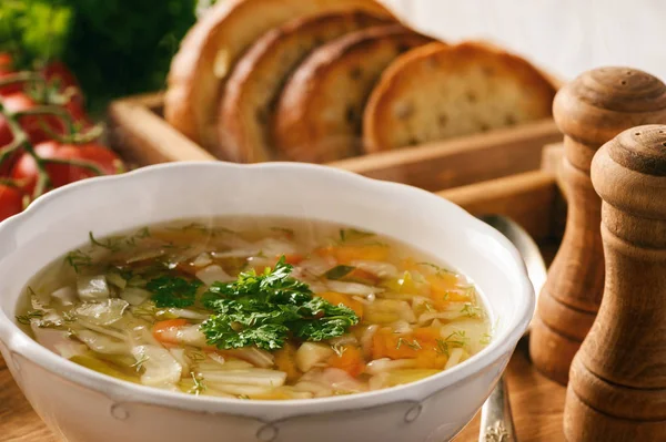 木製トレイにパンと野菜のスープ. — ストック写真