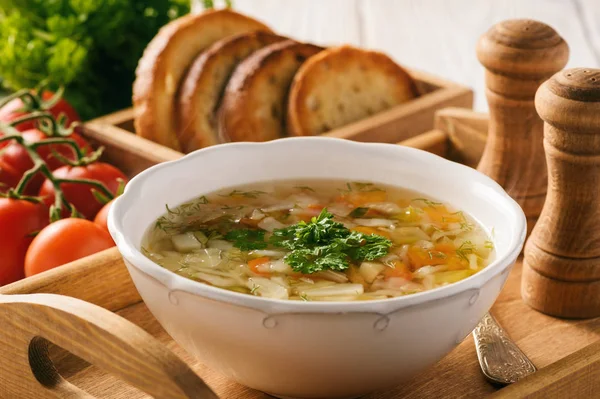 Sopa de legumes com pão em bandeja de madeira . — Fotografia de Stock