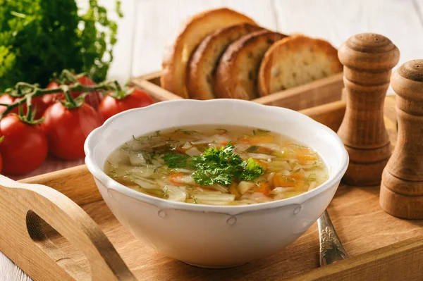 Sopa de verduras con pan en bandeja de madera . —  Fotos de Stock