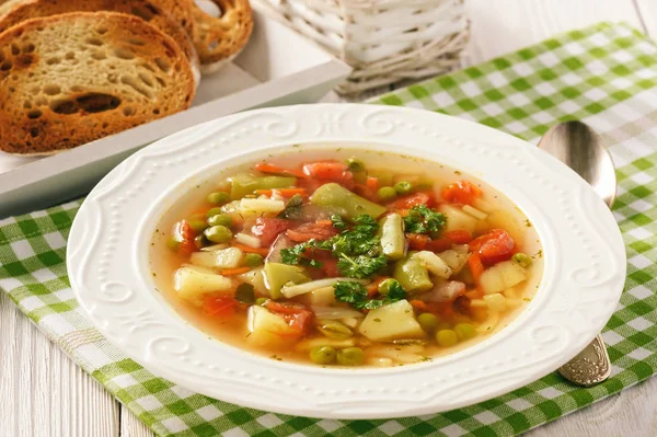 Вегетарианский овощной суп на деревянном фоне . — стоковое фото