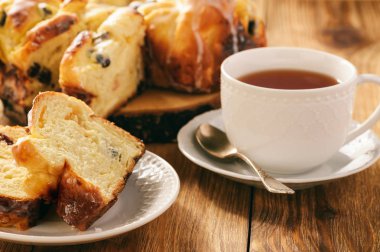 Peynir ve kurutulmuş cranberries ile örgülü tatlı börek.