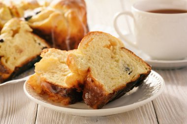 Peynir ve kurutulmuş cranberries ile örgülü tatlı börek.