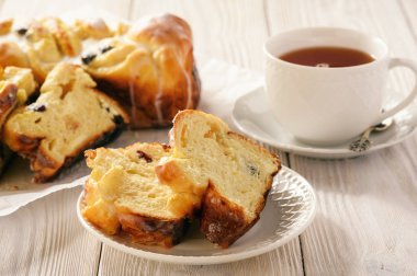 Peynir ve kurutulmuş cranberries ile örgülü tatlı börek.