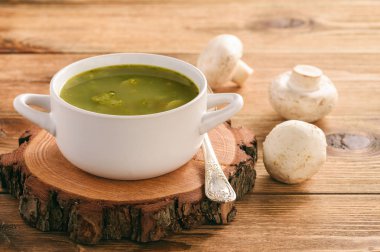 Sebze çorbası ıspanak, havuç ve mantar ile.