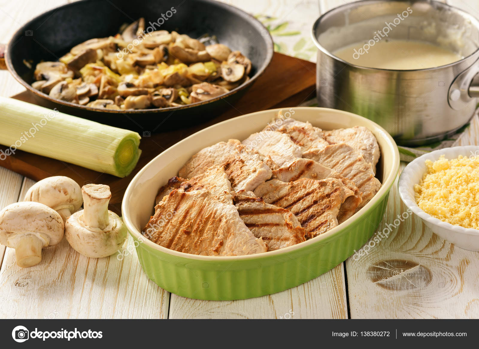 Izgara domuz eti bonfile Beşamel sos, mantar ve patates püresi. Pişirme