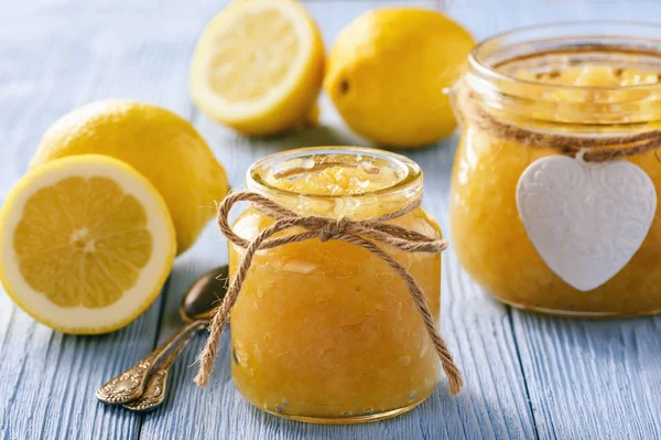 Confiture de citron maison dans des pots en verre . — Photo