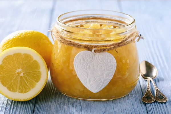 Confiture de citron maison dans des pots en verre . — Photo