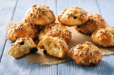  Kızılcık, badem ve ayçiçeği tohumu ile ev yapımı peynir ekmek rulo.