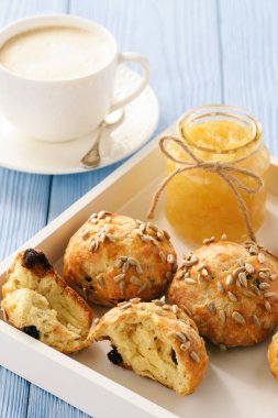 Evde kahvaltı - kızılcık, badem ve ayçiçeği tohumu ve kahve ile ev yapımı peynir ekmek rulo.